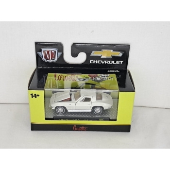 M2 Machines 1:64 Chevrolet Corvette 327 1966 white